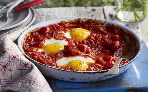 Sweet & smoky pan eggs