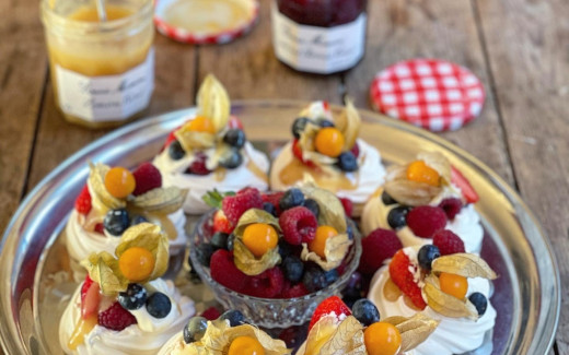 Mini Pavlova Christmas Wreath