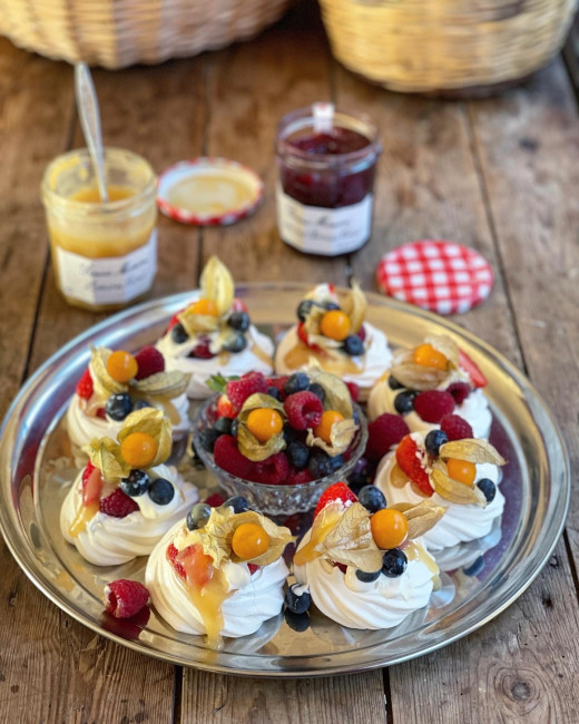 Mini Pavlova Christmas Wreath